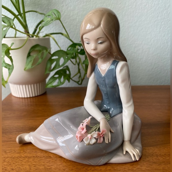 LLADRO "Nostalgia" Young Girl With Flowers Figurine Jovencita Pensativa #5071 - Picture 1 of 11